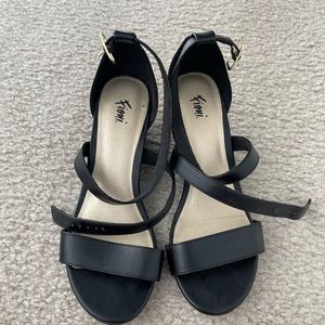 Fioni wedges with cross strap
